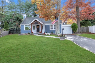 16 Piermont Ct, Melville, NY 11747