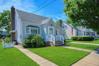 19 Winthrop St, New Hyde Park, NY 11040