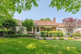 6024 N Country Rd, Wading River, NY 11792