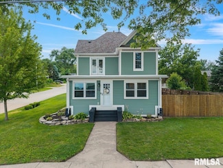 128 S 2nd St, Le Claire, IA 52753