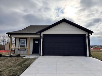 1403 N White Oaks Ln, Oak Grove, MO 64075