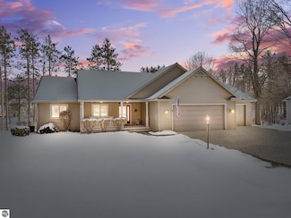 1546 Nightingale Ln, Kingsley, MI 49649