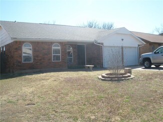 1012 NW 22nd St, Moore, OK 73160