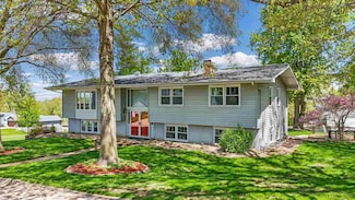 1749 Parkside Dr NE, Solon, IA 52333