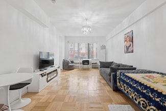76-26 113th St Unit 1B, Forest Hills, NY 11375