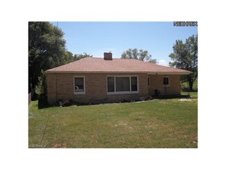 216 Davis St, Uhrichsville, OH 44683