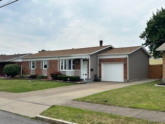 1652 Caravelle Dr, Niagara Falls, NY 14304