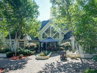 2095 Forest Edge Dr, Cuyahoga Falls, OH 44223