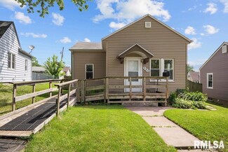 131 N Hazelwood Ave, Davenport, IA 52802