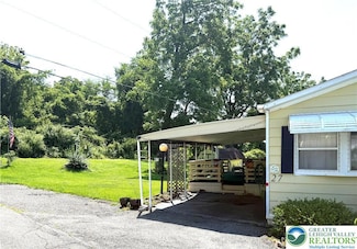 27 D St, Walnutport, PA 18088