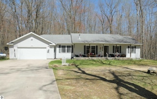 2090 Deer Ct, Farwell, MI 48622