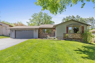 210 Lilac Ln, Saint Paul, MN 55126