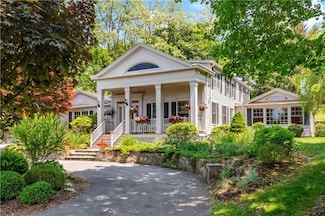 106 Random Farms Dr, Chappaqua, NY 10514