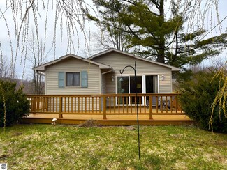 991 E Bellinger Rd, Cedar, MI 49621