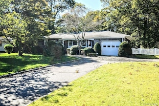 190 N Dunton Ave, East Patchogue, NY 11772