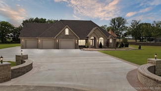 8140 S White Fang Ct, Broken Arrow, OK 74014