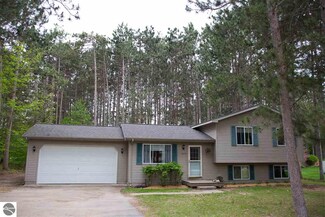 20614 Red Oak Dr, Lake Ann, MI 49650