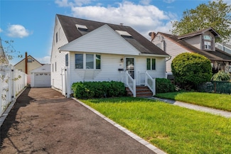 39 E Hollywood Ave, Lindenhurst, NY 11757