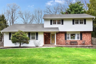 8 Lucky Ln, Washingtonville, NY 10992