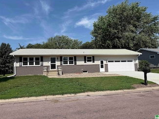 1009 Thunderbird Dr, Hawarden, IA 51023