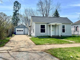 825 Walnut St, Cadillac, MI 49601