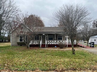 201 Center St, Cisne, IL 62823