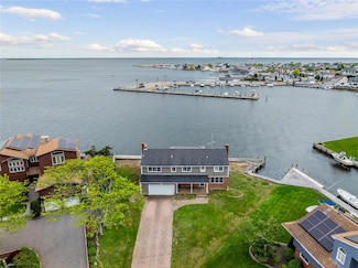 160 Sequams Ln W, West Islip, NY 11795