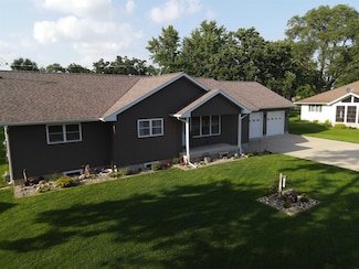 411 Seeley St, Manchester, IA 52057