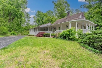 6 Swain Dr, Pleasant Valley, NY 12569