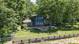 1228 Shore Crest Dr, South Haven, MI 49090