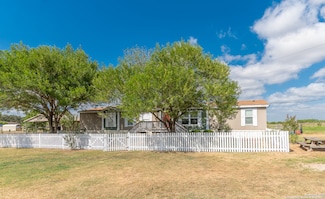 2544 County Road 306, Floresville, TX 78114