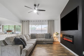 917 Park Cir E, Garland, TX 75043