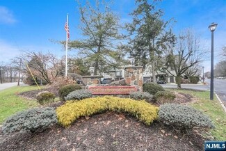 10 Falls Bridge Dr, Totowa, NJ 07512