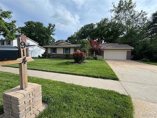914 Dutch Mill Dr, Ballwin, MO 63011