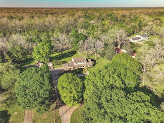 160 Westwood Rd, Angleton, TX 77515