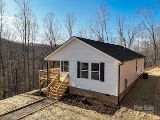 5227 Howard Gap Rd, Saluda, NC 28773