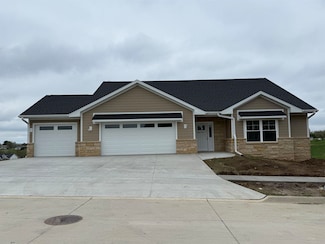 4416 Sickle Ln, Dubuque, IA 52002