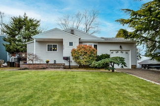 202 Frederick Ave, Babylon, NY 11702