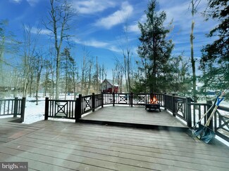 9277 Valley View Ct, Tobyhanna, PA 18466