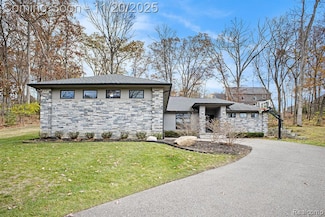 5888 Wyndam Ln, Brighton, MI 48116