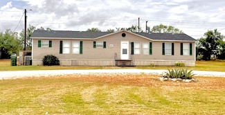 1139 Market St, Tye, TX 79563