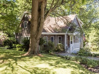 12 Maplewood Ave, Yarmouth, ME 04096