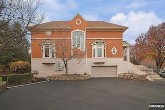 112 Winding Creek, Westwood, NJ 07675