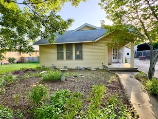 516 S Pecan Ave, Luling, TX 78648