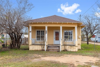 102 E Fitzgerald St, Bangs, TX 76823