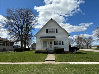 321 Main St, Center Point, IA 52213