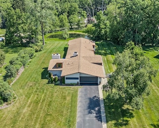 2330 N Pine Center Dr, West Bloomfield Township, MI 48323
