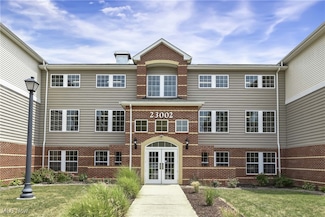 23002 Chandlers Ln Unit 223, Olmsted Falls, OH 44138