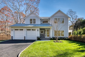 8 3rd St, Springs, NY 11937