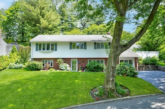 94 Iceland Dr, Huntington Station, NY 11746